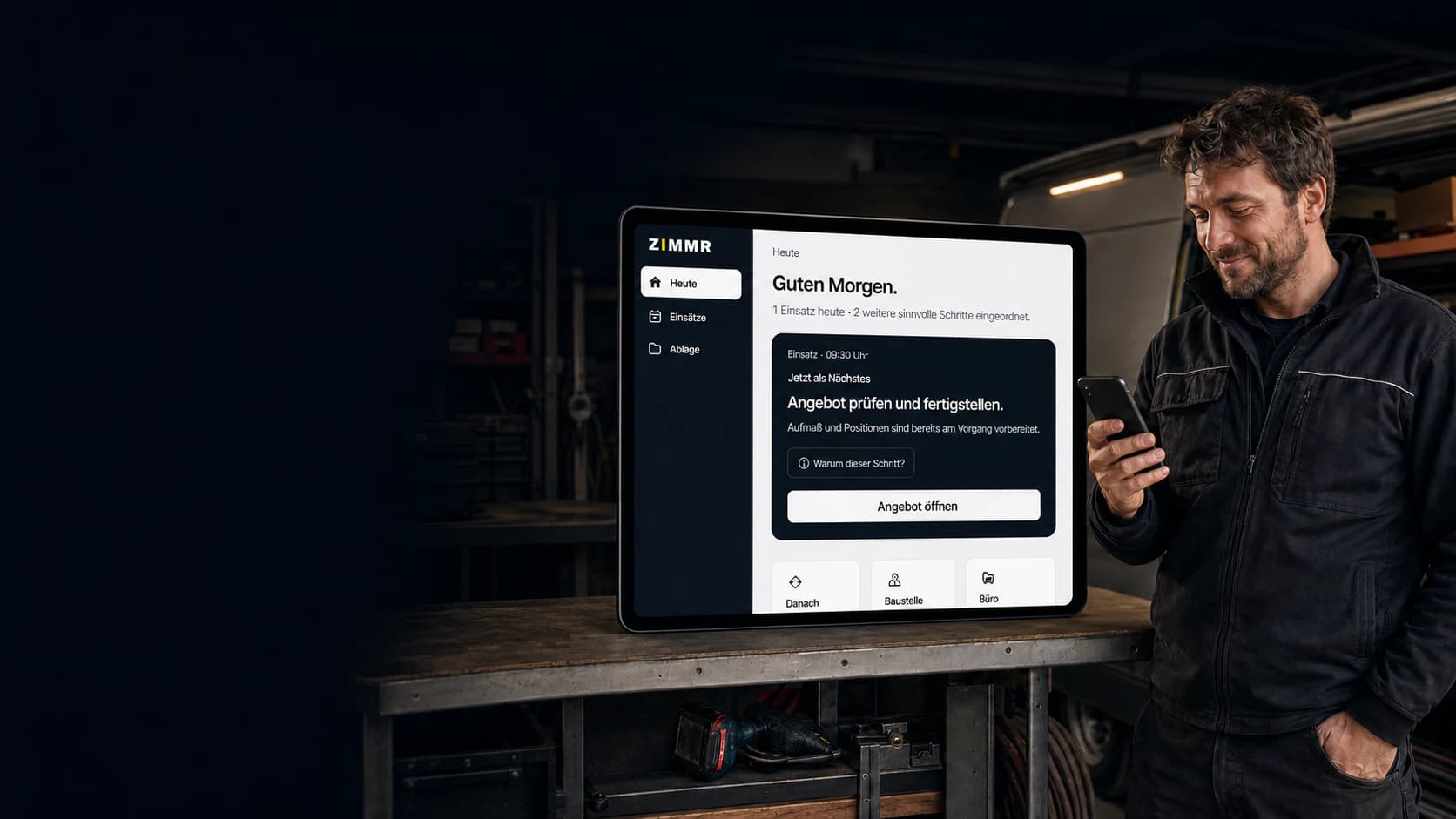 Ein Handwerker blickt zufrieden auf sein Smartphone, während ZIMMR den nächsten Arbeitsschritt zeigt.